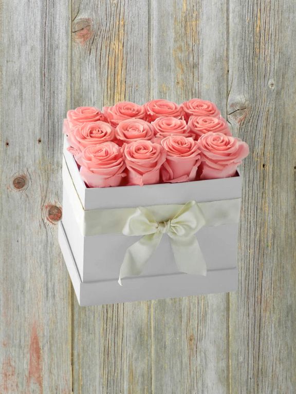 12 PRESERVED PINK ROSE BLOOMS IN A BOX